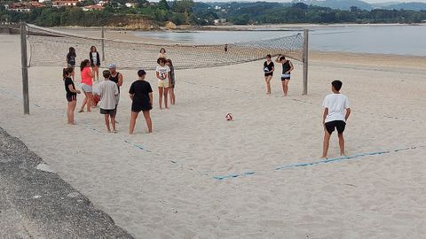 Alrededor de 27 nios y nias participan en el campus de vley-playa en Ares.