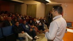 Alberto Eiro� se dirige al p�blico durante la presentaci�n de Son Burela