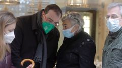 El presidente de Asturias, Adri�n Barb�n, y la alcaldesa de Gij�n, Ana Gonz�lez, presencian las labores de bomberos y sanitarios en el Colegio San Vicente de Pa�l
