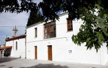 La casa de acogida de mujeres est� pegada a la capilla de A Milagrosa de Carballo.