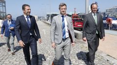 En el centro, Pierre Karleskind, presidente de la Comisi�n de Pesca da Euroc�mara, cuando se reuni� en Vigo en julio con el conselleiro do Mar Alfonso Villares y el presidente del Puerto de Vigo, Carlos Botana