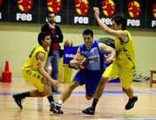 �lex Fern�ndez se va de dos jugadores del Xuven en el partido disputado en A Ra�a.