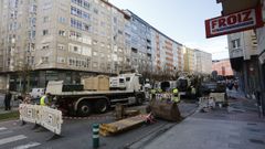 La avenida de Fonti�as est� cortada por obras a la altura de la confluencia del Carril dos Indios