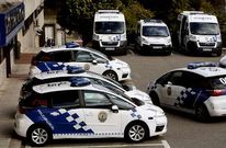 Coches de la polic�a viguesa el viernes: todos rotulados... salvo el escudo de Galicia.