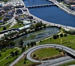 Las naves están situadas junto a la desembocadura del río Rons, dentro de la Xunqueira de Alba. 