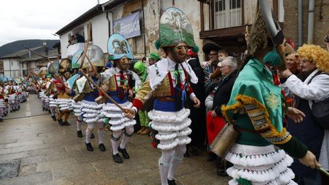 Estrea do peliqueiro no entroido de Laza e reparto de bica na Picota.