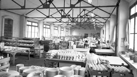 Trabajadoras en la f�brica de loza La Asturiana