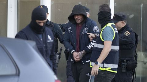 Uno de los detenidos durante la operacin policial de este mircoles en la Costa da Morte y Arousa.