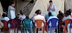 M�dicos del hospital de Donka hablan con familiares de personas infectadas con el �bola.