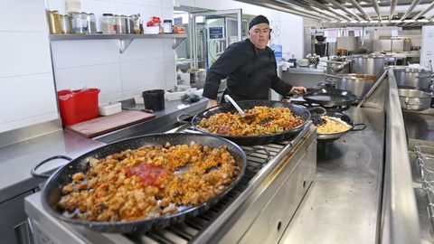 Jos� Antonio �lvarez, jefe de cocina del Gran Talaso Hotel Sanxenxo, prepara distintos tipos de arroz para servir en el comedor