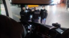 Polic�as con mascarillas en la estaci�n de autobuses de Oviedo 