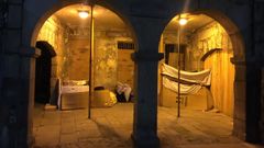 Personas sin hogar pasan la noche en los soportales de O Berb�s, a cero grados y entre cartones