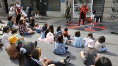 Unha animada rúa Serra, en Pontevedra, este sábado con Peter Punk e o xogo tradicional con Miudiño