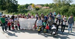 Pancarta de apoyo a �scar, Nico e Iker, los ni�os sin plaza en la Gali�a Azul de Teixeiro. 
