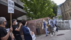 Protesta de la plataforma en defensa de la Universidade Popular ante el alcalde