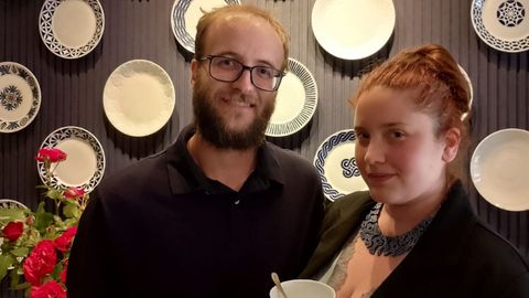 Castillo y su marido, Iago Bueno, con algunas de las piezas de la marca, en su local, en junio de 2025