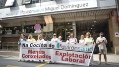 Personal de cocina se concentró este martes a las puertas del servicio de urgencias del Hospital Quironsalud Miguel Domínguez de Pontevedra