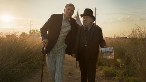 Fotograma del filme Dumbo, en el que trabajan los actores Michael Keaton y Danny DeVito, y que encarnan papeles antagnicos