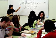 En la imagen de archivo, una profesora explica japon�s a los alumnos en la escuela.