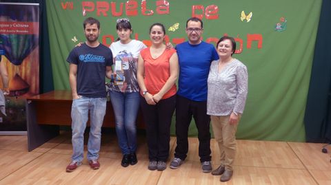 Docentes que colaboraron en la organizaci�n de la prueba de orientaci�n de Ibias, con algunos participantes.Docentes que colaboraron en la organizaci�n de la prueba de orientaci�n de Ibias, con algunos participantes