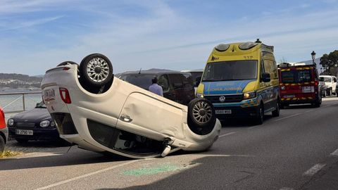 Un coche acab� volcado tras salirse de la v�a en Muros