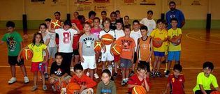 Los ni�os desarrollan la actividad en el polideportivo municipal de A Laracha, en horario de ma�ana.