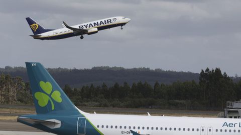 Un avi�n de Ryanair despegando en Santiago.