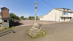 Imagen de un cruceiro situado sobre la calzada, en las proximidades de la iglesia y la rectoral de San Paio, Coristanco.