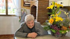 Josefa Pico, con uno de los regalos recibidos