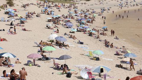 Al sol que más calienta en la playa de Doniños.