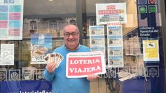 Francisco Ramas, lotero de la administraci�n La Florida en la plaza de Lugo de A Coru�a, con su �loter�a viajera�.