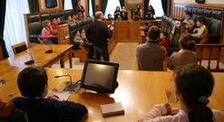 <span lang= es-es >Pleno infantil</span>. Ayer no fue d�a de pleno municipal, sino infantil. Escolares de Vite eligieron a su propio alcalde dentro de un programa sobre organizaci�n de las sociedades. Y Noriega no dej� de visitarlos. 