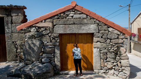 Ejemplo de tejados, carpitería exterior y estructura de piedra de uno de los inmuebles del pueblo de Puxedo