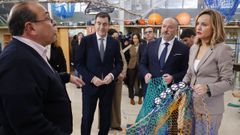 El conselleiro Román Rodríguez, el alcalde José Ramón Rioboo y la ministra de Educación, Pilar Alegría, atendiendo las explicaciones del profesor de Pesca, Estanislao Mallo, sobre la formación que se imparte en la Universidade Laboral de Culleredo.