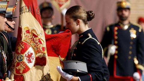 La princesa Leonor jura bandera