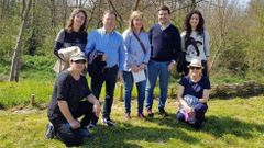 La nueva cabeza de lista del PP, de pie a la derecha de la imagen, junto al candidato que dio la espantada