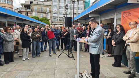 El escritor Lois P�rez dando el preg�n de la Feira do Libro de Lugo.