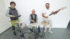 Manuel Dourado, Jos� Castro Lois (Amancio) y Lois Garc�a, regidor, ayer en el Edificio das Escolas