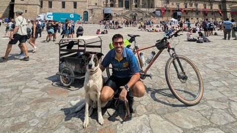 El catal�n Miquel Padr�s y Juantxo, el d�a 25, en su llegada al Obradoiro.