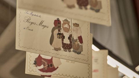Detalle de las cartas a los Reyes Magos, que recorren el techo de la tienda. 
