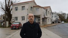 Jos� Manuel Castro, alcalde de Os Blancos, con la Casa do Concello al fondo. 