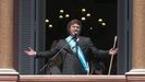 El nuevo presidente de Argentina, Javier Milei, en el balcn de la Casa Rosada de Buenos Aires saludando a los presentes en su primera intervencin como jefe del Estado argentino.