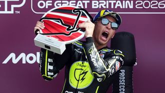 Ra�l Fern�ndez, en el podio, sujeta el trofeo tras imponerse en Silverstone.
