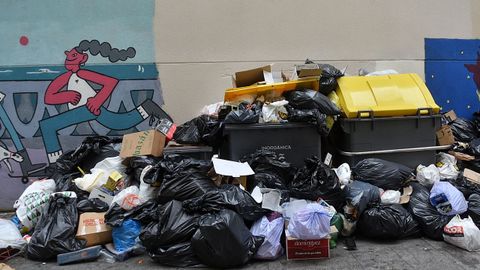 Contenedores llenos en la zona del Orz�n