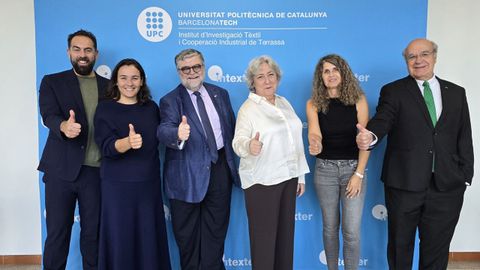 Antonio Roade, Adriana Domínguez, Jordi Berenguer, Diana Cayuela, Mónica Ardanuy y Enric Carrera celebran el acuerdo en Terrasa