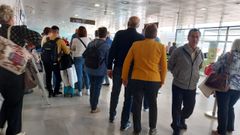 Turistas afectados haciendo cola en el aeropuerto de Almer�a