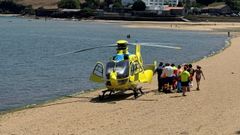 El helicóptero aterrizó en la arena para trasladar a la mujer al hospital.