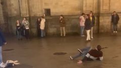 Un hombre, con un pie roto, en una pelea en el centro de Lugo hace unos d�as.