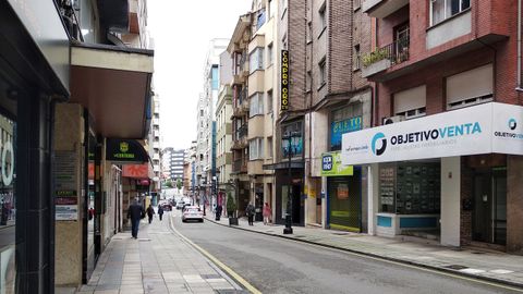 Calle Covadonga de Oviedo, una de las pocas que an quedan sin peatonalizar en la zona comercial del centro