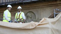 El medall�n de Franco abandona la Plaza Mayor de Salamanca